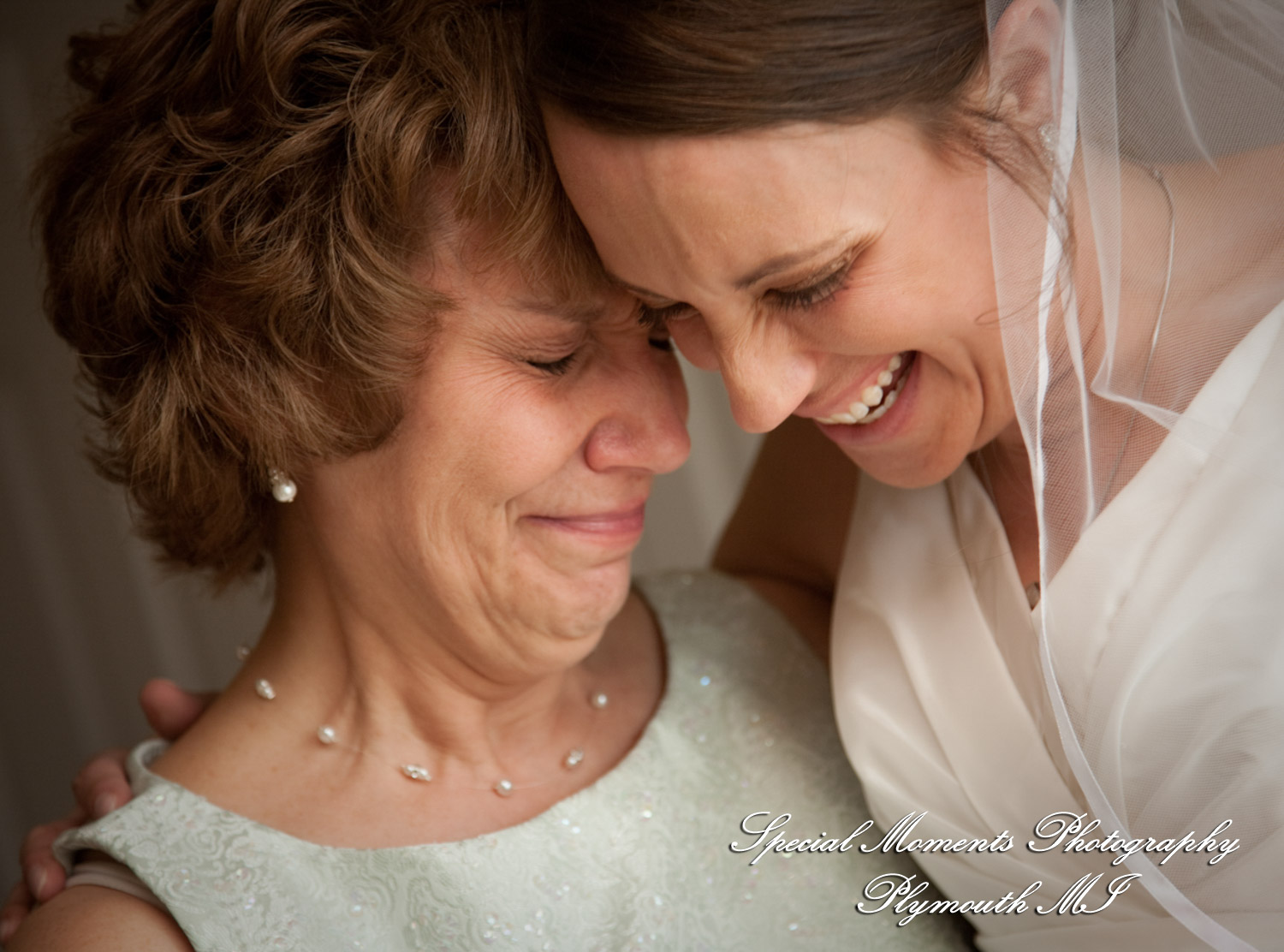 Lori & Kyle at Matthaei Botanical Gardens Ann Arbor MI wedding photograph