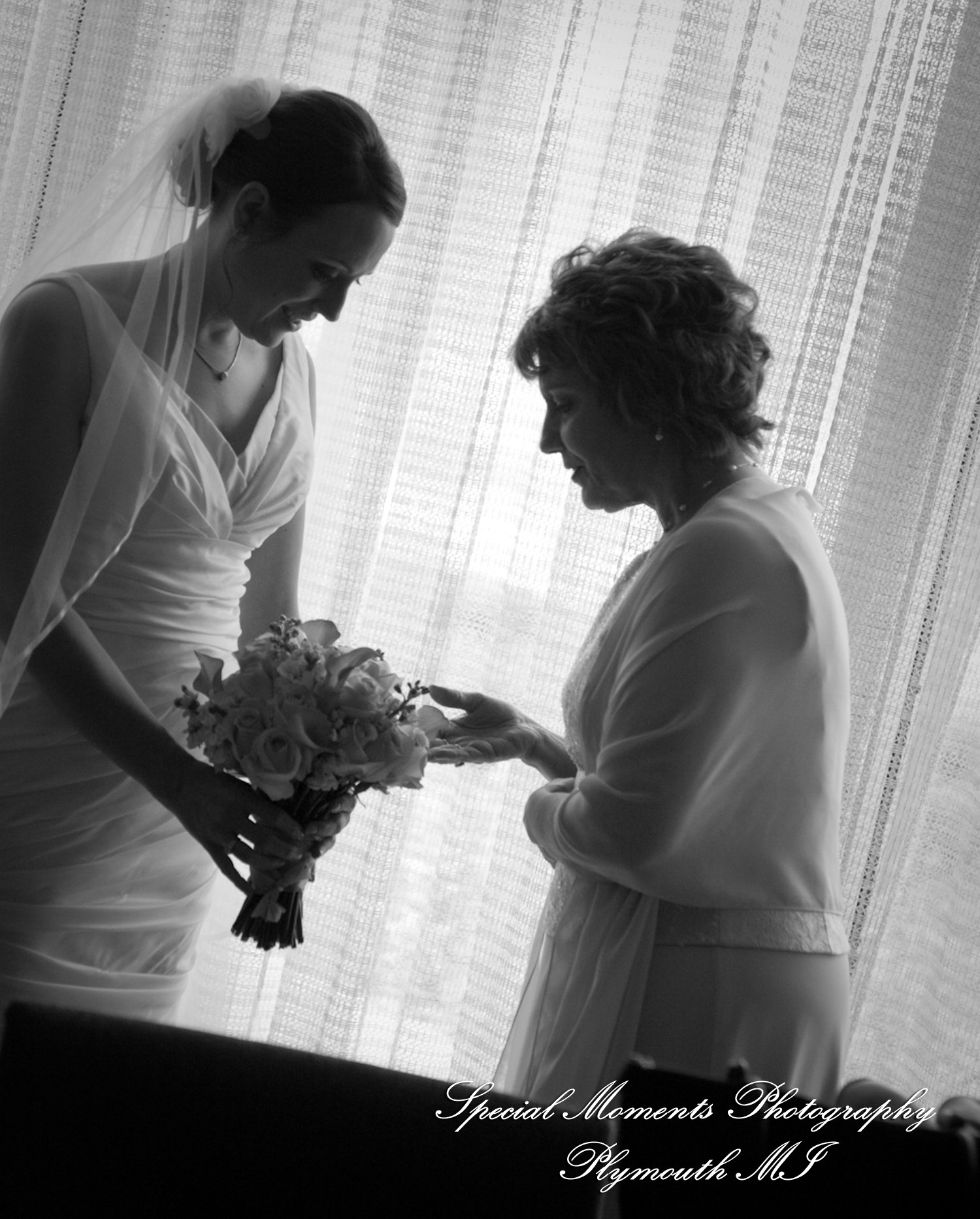 Lori & Kyle at Matthaei Botanical Gardens Ann Arbor MI wedding photograph