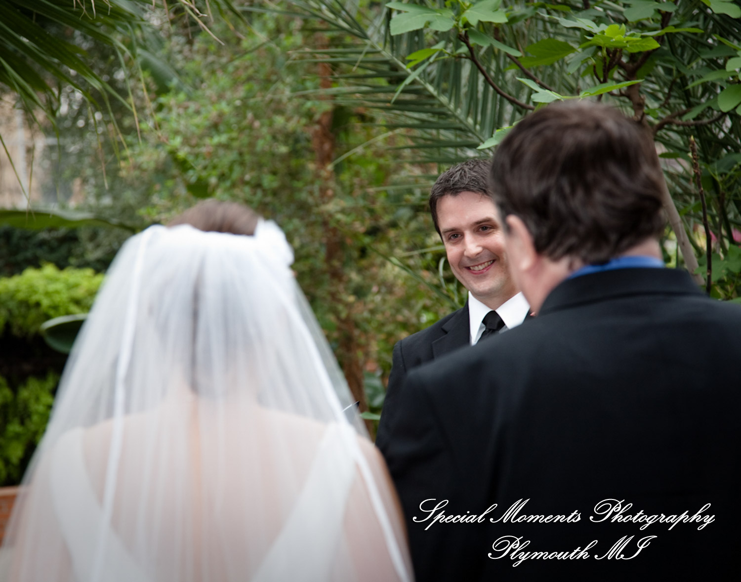 Lori & Kyle at Matthaei Botanical Gardens Ann Arbor MI wedding photograph