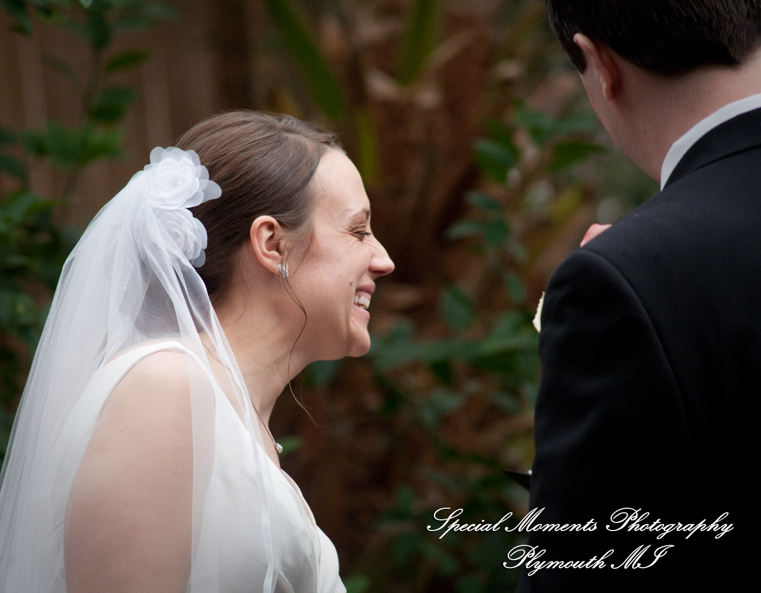 Lori & Kyle at Matthaei Botanical Gardens Ann Arbor MI wedding photograph