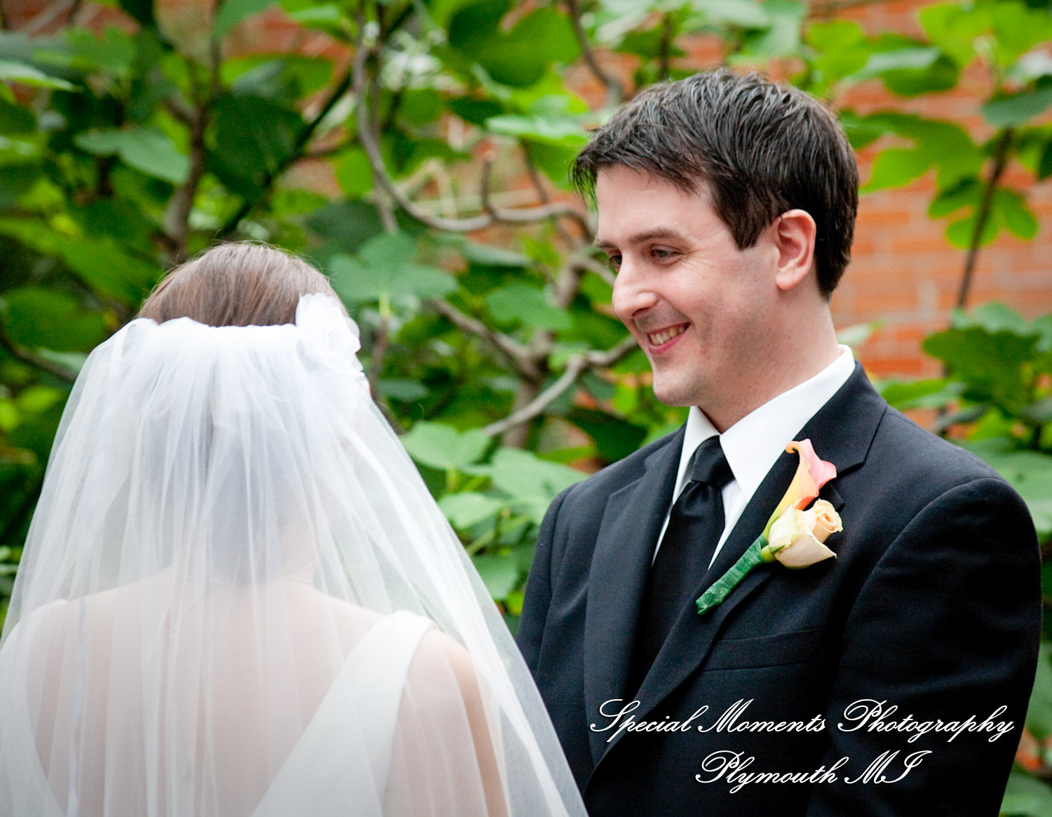 Lori & Kyle at Matthaei Botanical Gardens Ann Arbor MI wedding photograph