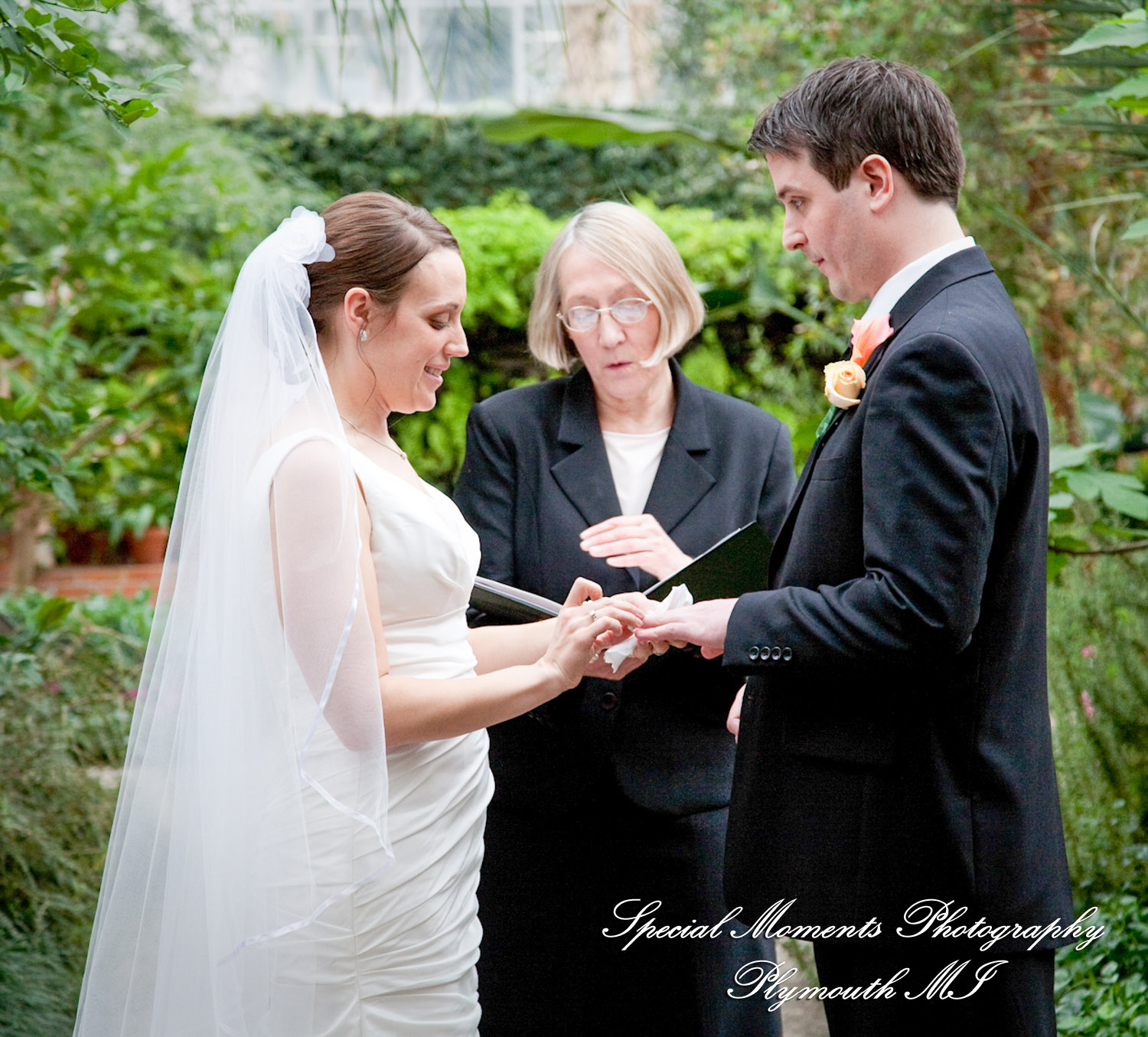 Lori & Kyle at Matthaei Botanical Gardens Ann Arbor MI wedding photograph