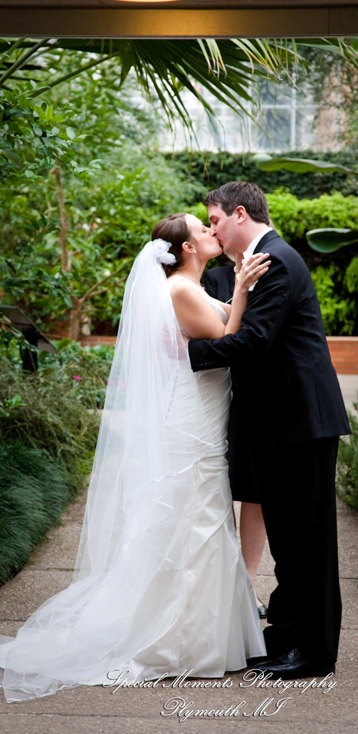 Lori & Kyle at Matthaei Botanical Gardens Ann Arbor MI wedding photograph