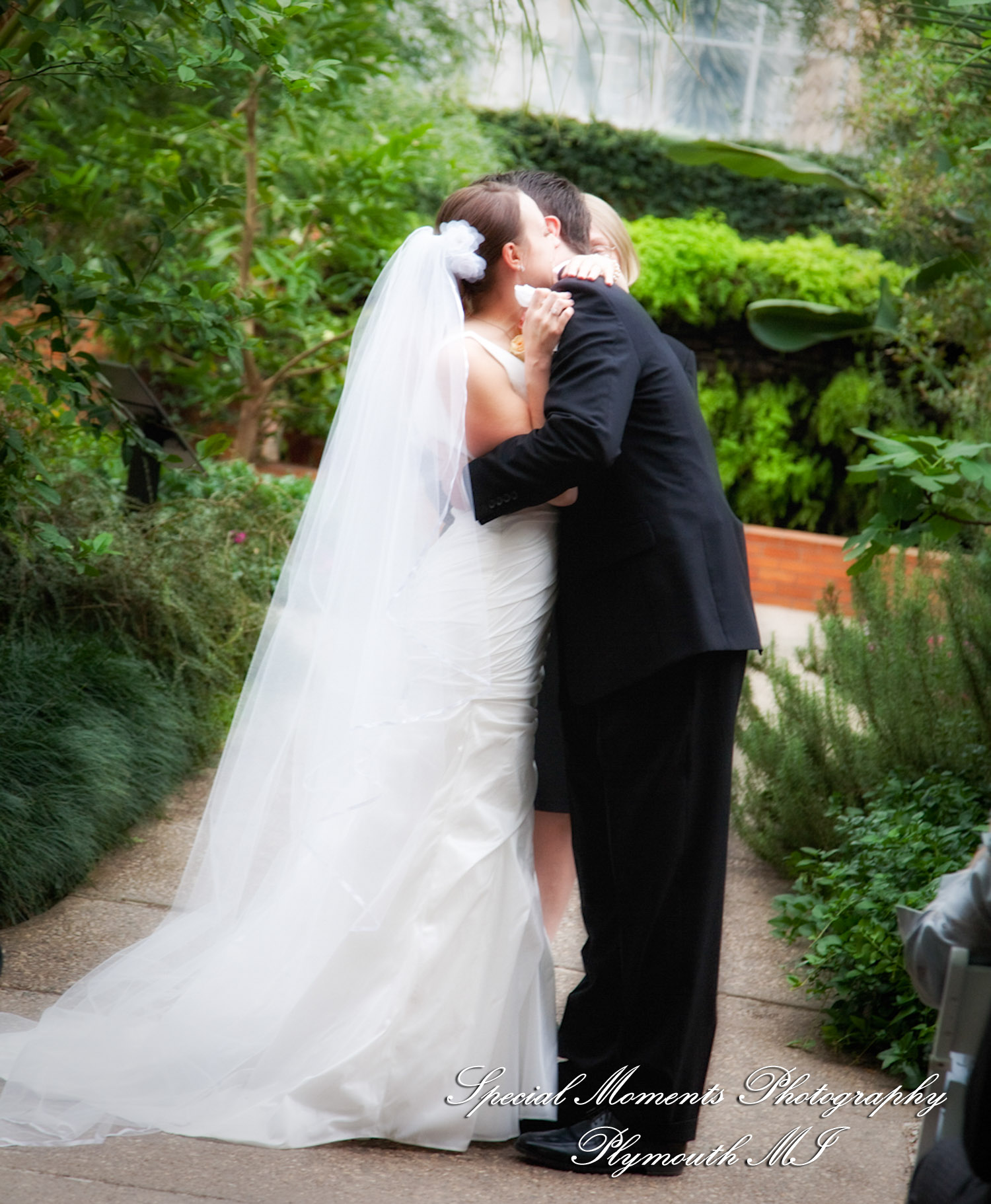 Lori & Kyle at Matthaei Botanical Gardens Ann Arbor MI wedding photograph