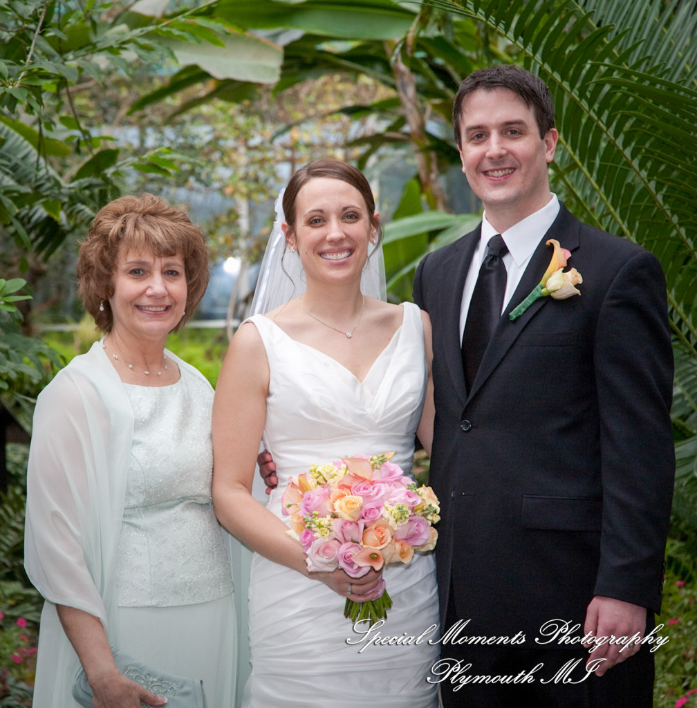 Lori & Kyle at Matthaei Botanical Gardens Ann Arbor MI wedding photograph