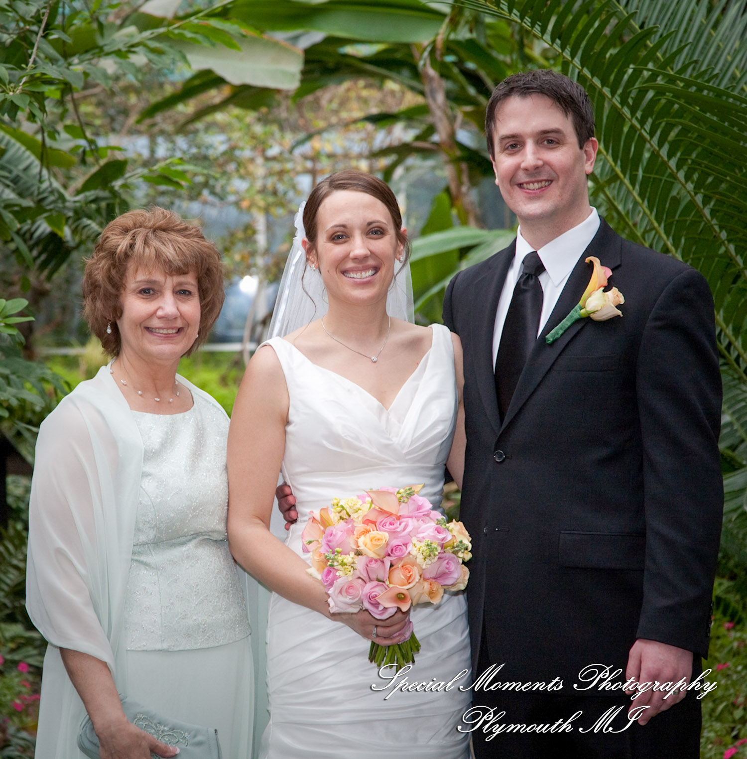Lori & Kyle at Matthaei Botanical Gardens Ann Arbor MI wedding photograph