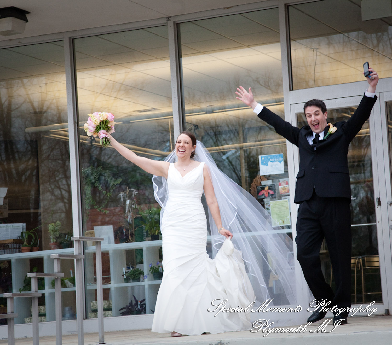 Lori & Kyle at Matthaei Botanical Gardens Ann Arbor MI wedding photograph