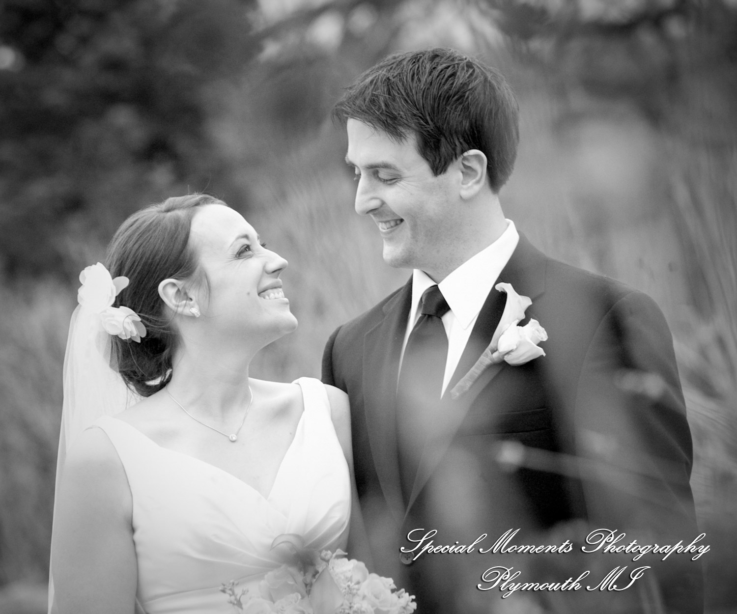 Lori & Kyle at Matthaei Botanical Gardens Ann Arbor MI wedding photograph