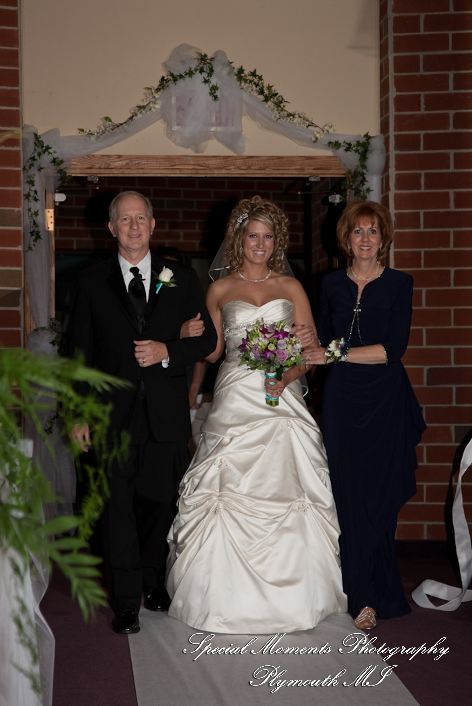 Kim & Mark at Calvary Baptist Church Canton MI wedding photograph