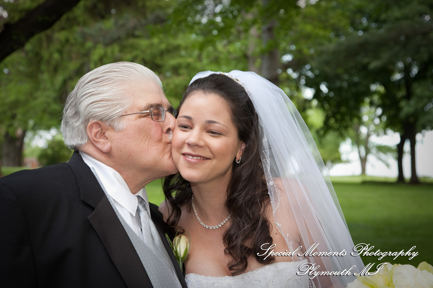 Rachelle & Matthew at Grosse Pointe Academy Chapel Grosse Pointe Farms MI wedding photography