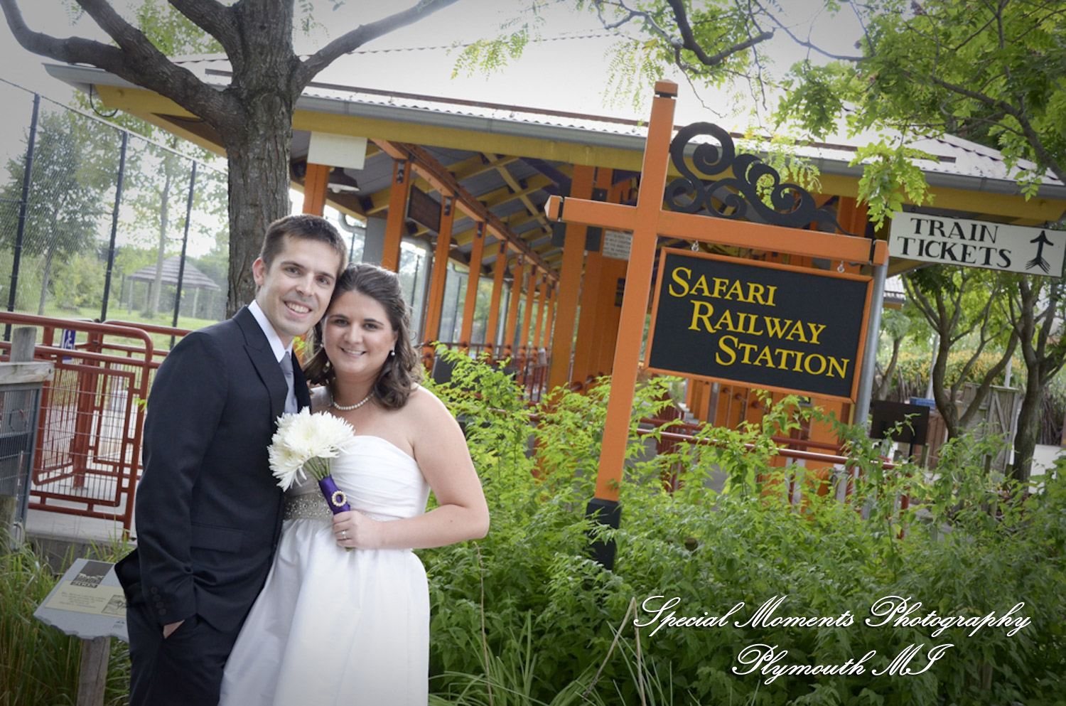 Rachel & Steven at Polar Bear Exhibit Toledo Zoo Toledo OH wedding photography