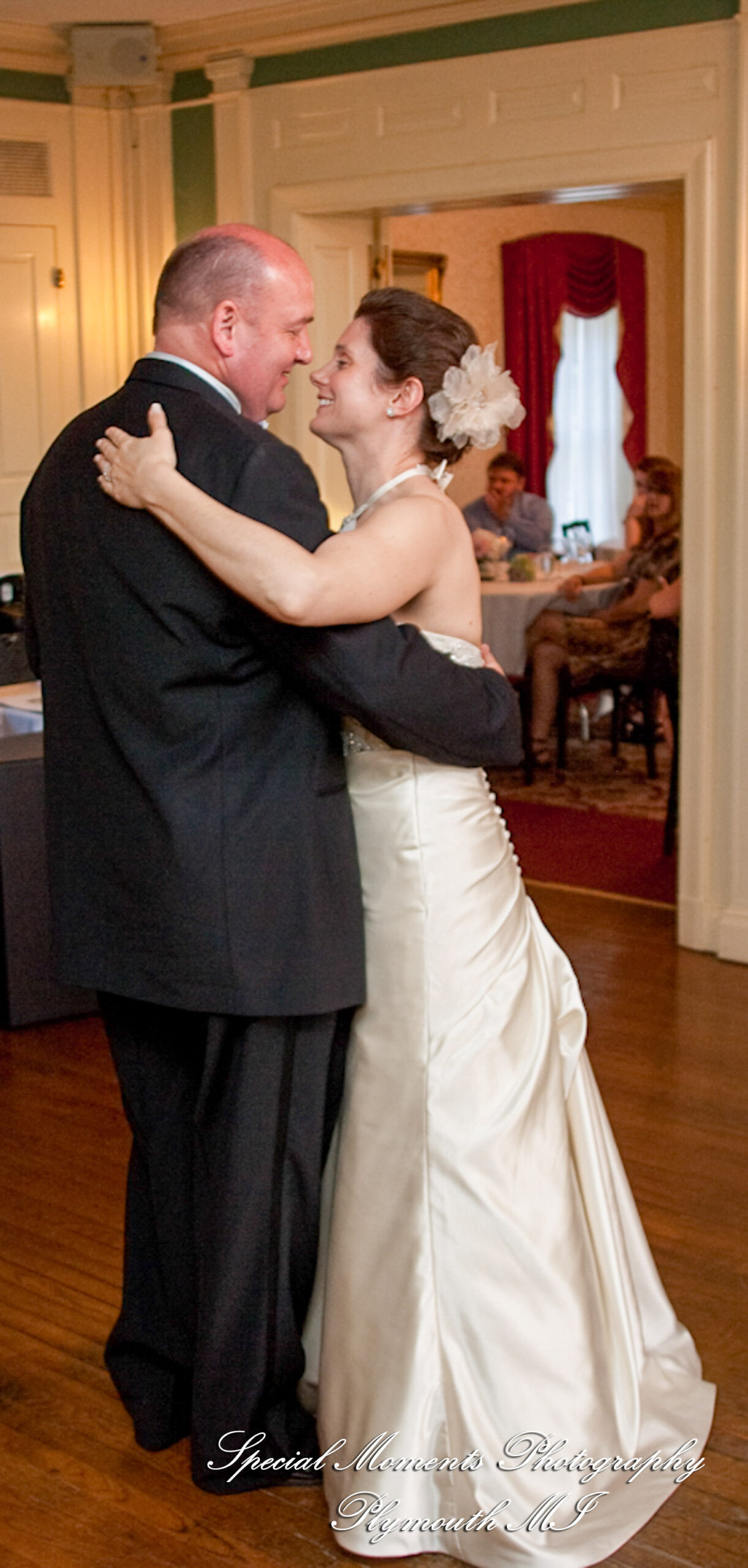 Lisa & Jeffrey at Montague Inn Saginaw MI wedding photography