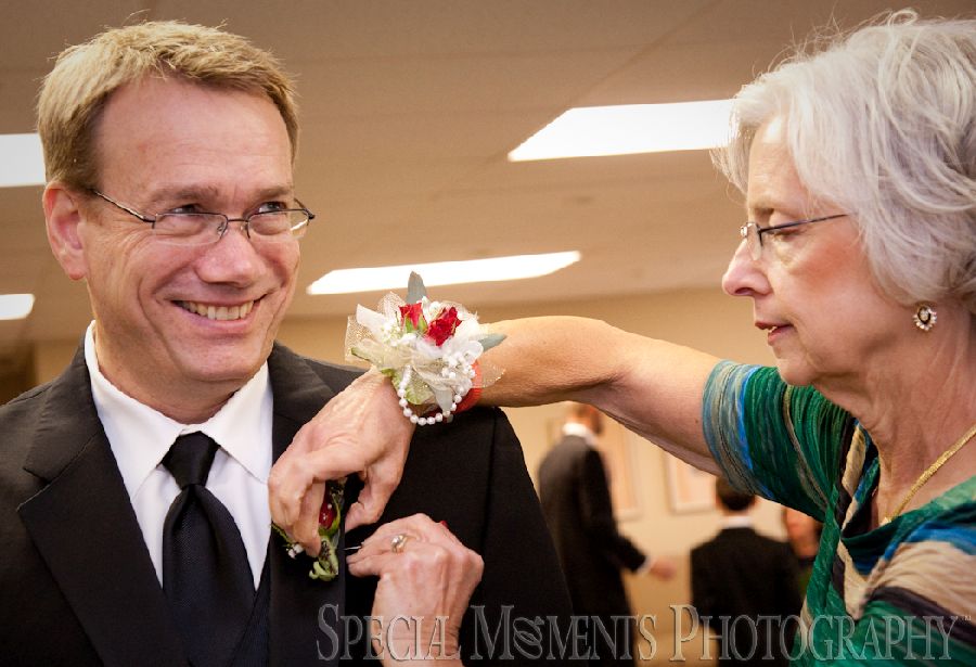 Plymouth Church of Christ Plymouth MI wedding photograph