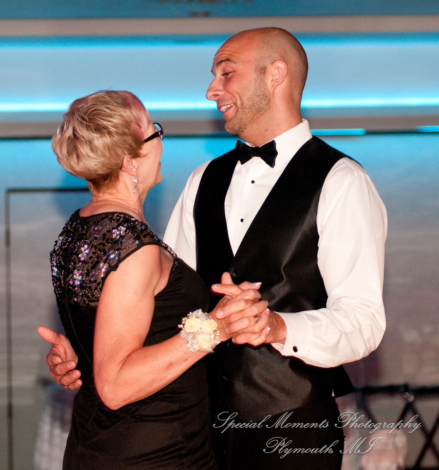 Arnaldo's Banquet Center Riverview MI wedding photograph