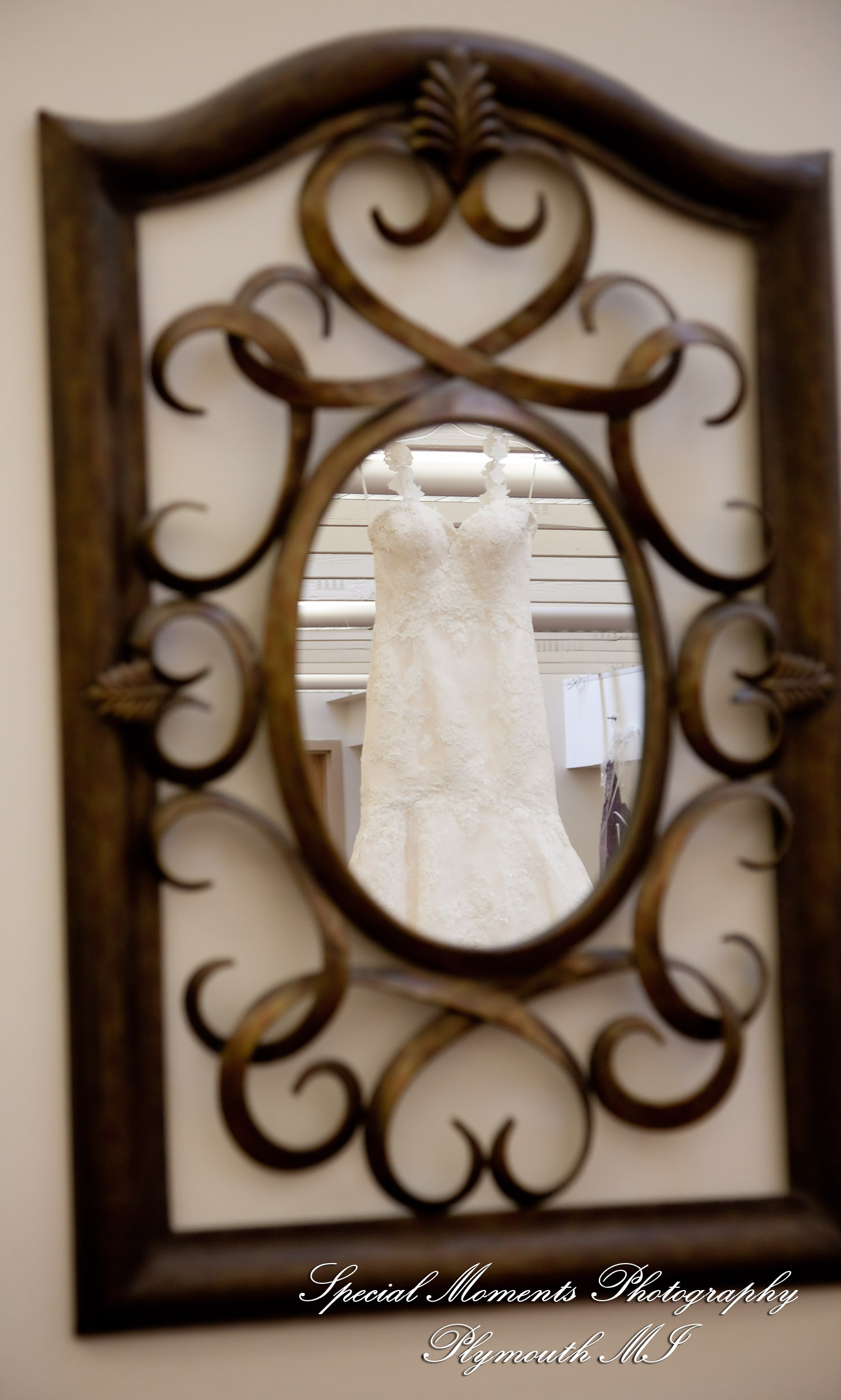 Leanne & Daniel at Christ the King Lutheran Southgate MI wedding photograph