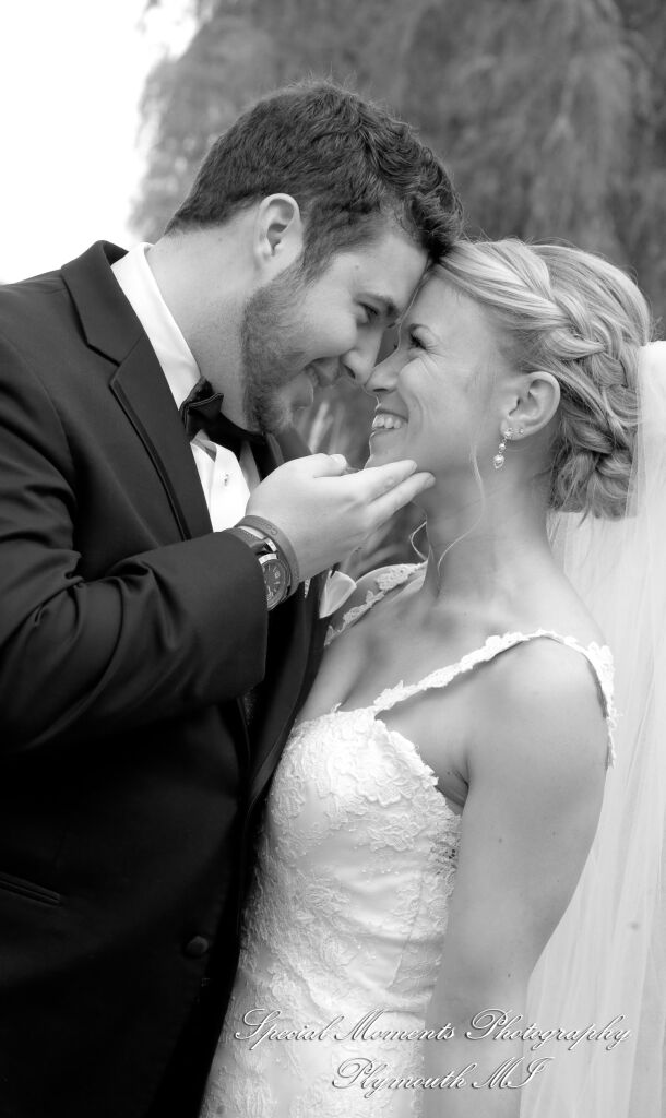 Leanne & Daniel at Elizabeth Park Trenton MI wedding photograph