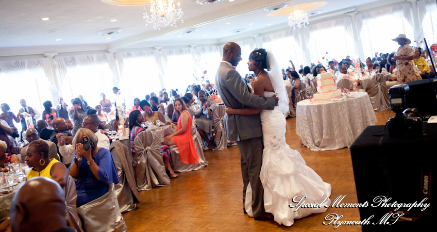 Grosse Pointe War Memorial Grosse Pointe Farms wedding photograph