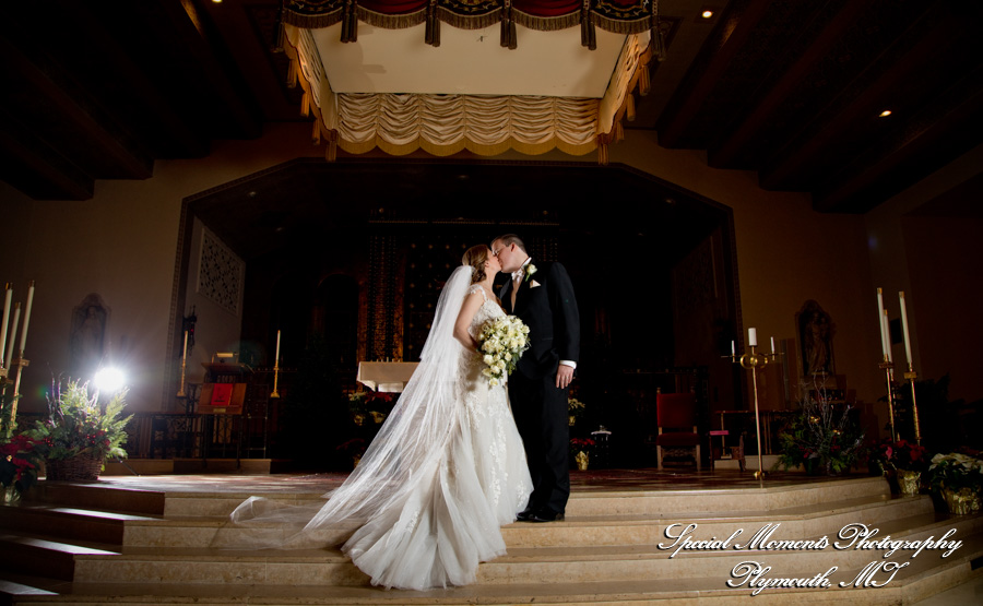Lauren & Zachary at Gesu Roman Catholic Church Detroit MI wedding photography