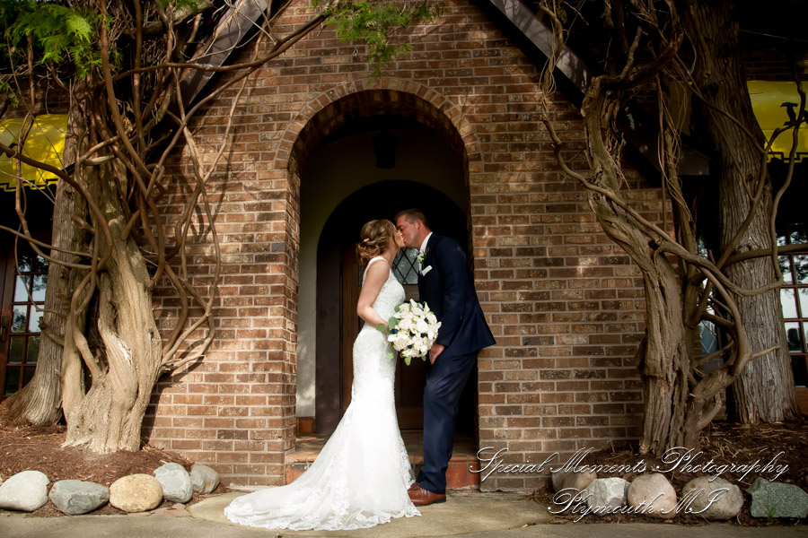 Janelle & Jay at Indianwood Golf & Country Club Lake Orion MI wedding photograph