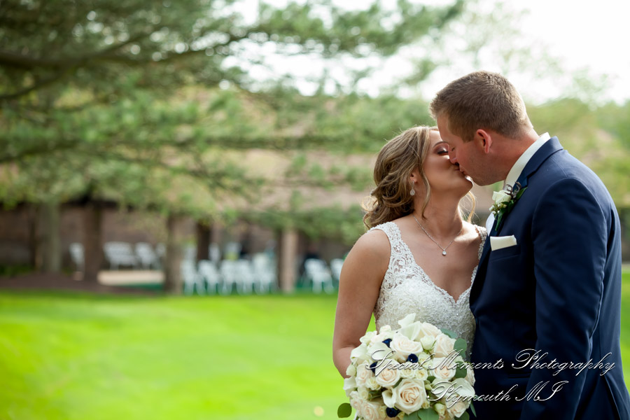 Janelle & Jay at Indianwood Golf & Country Club Lake Orion MI wedding photograph