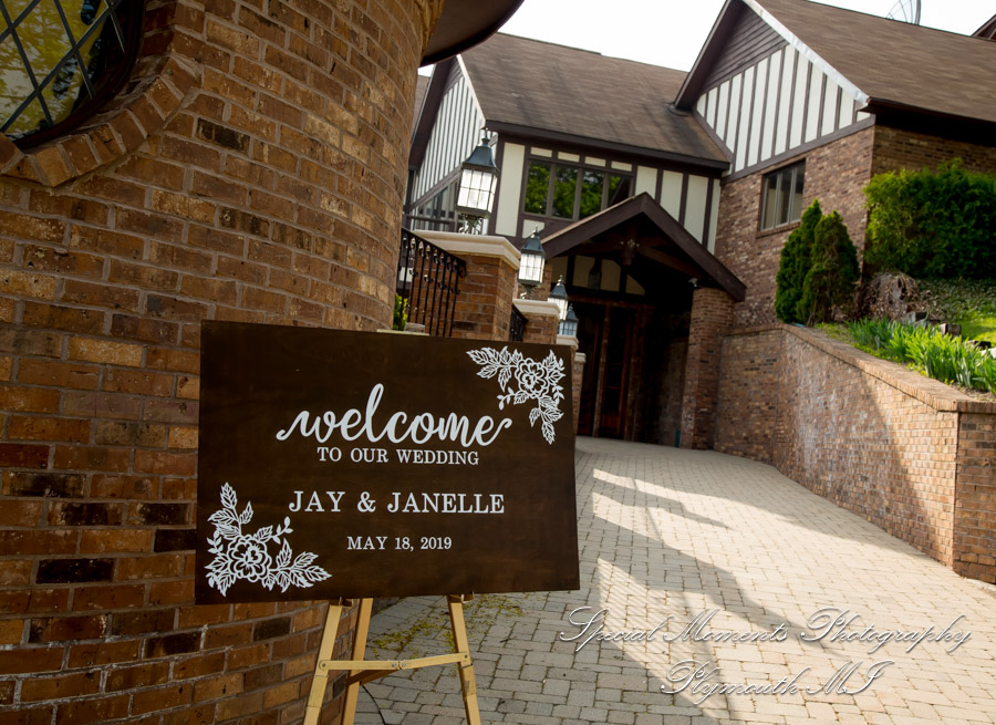 Janelle & Jay at Indianwood Golf & Country Club Lake Orion MI wedding photograph