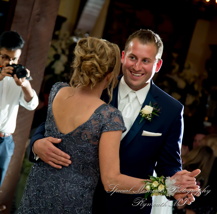 Janelle & Jay at Indianwood Golf & Country Club Lake Orion MI wedding photograph