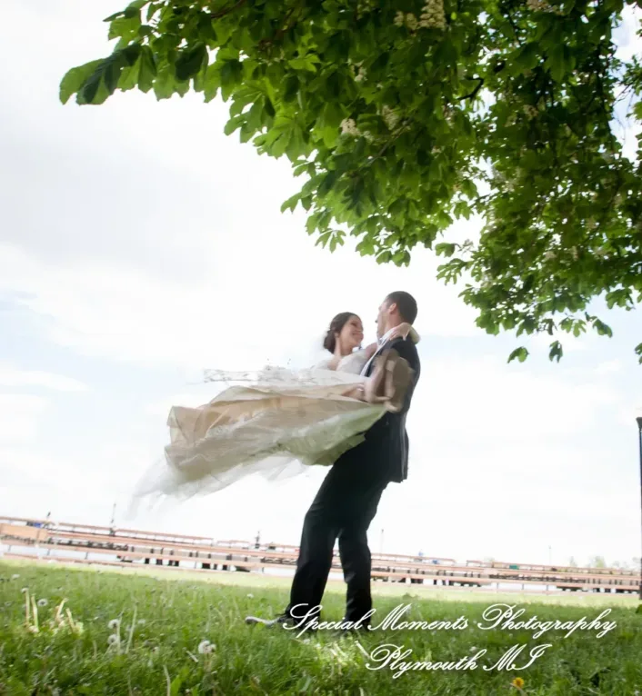 9414 Bishop Park Wyandotte MI wedding photograph