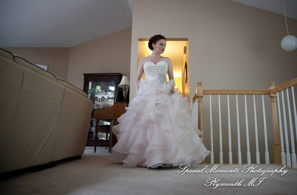 Deanna Sue at Lellis Inn Auburn Hills MI wedding photography