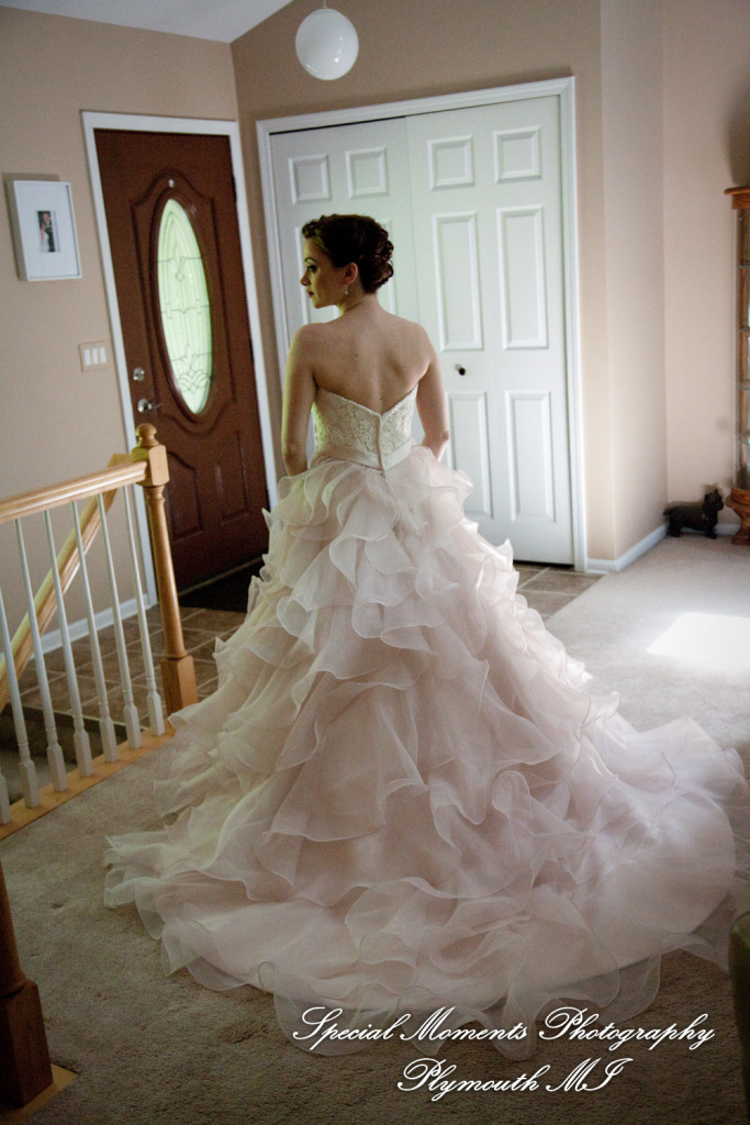 Deanna Sue at Lellis Inn Auburn Hills MI wedding photography