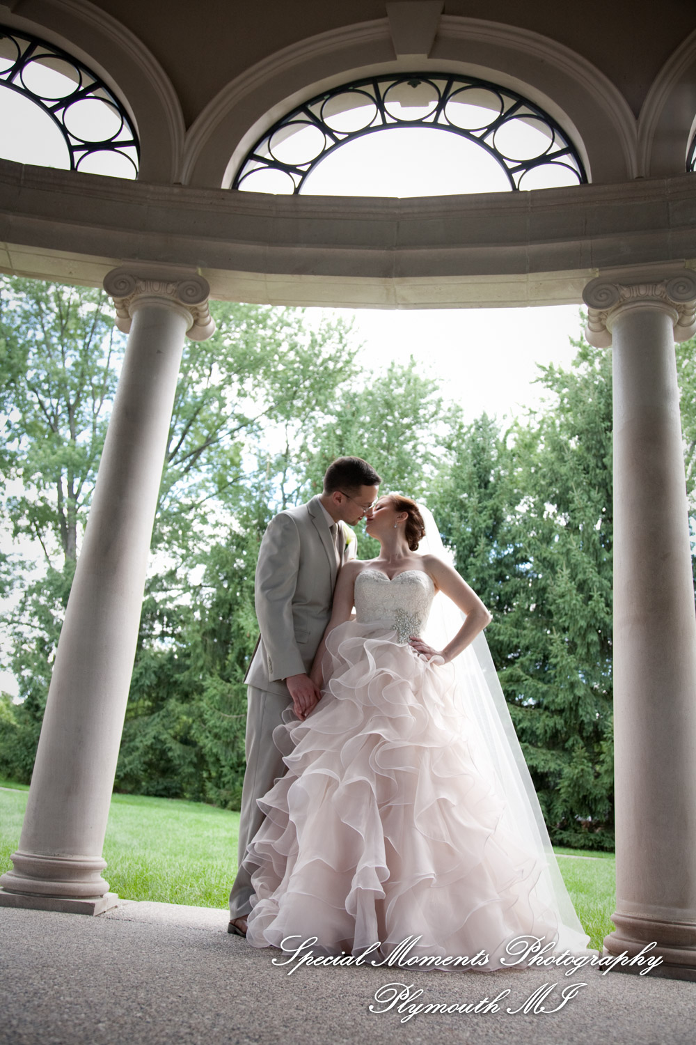 Deanna Sue at Lellis Inn Auburn Hills MI wedding photography