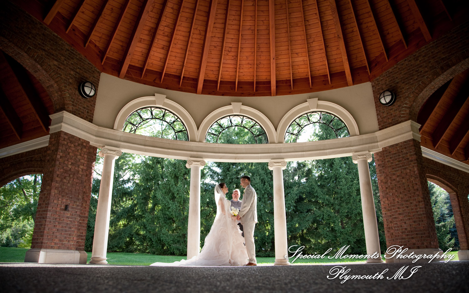 Deanna Sue at Lellis Inn Auburn Hills MI wedding photography