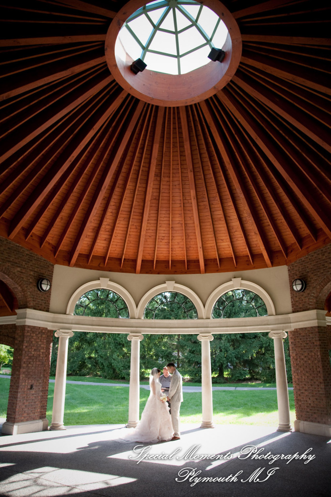 Deanna Sue at Lellis Inn Auburn Hills MI wedding photography