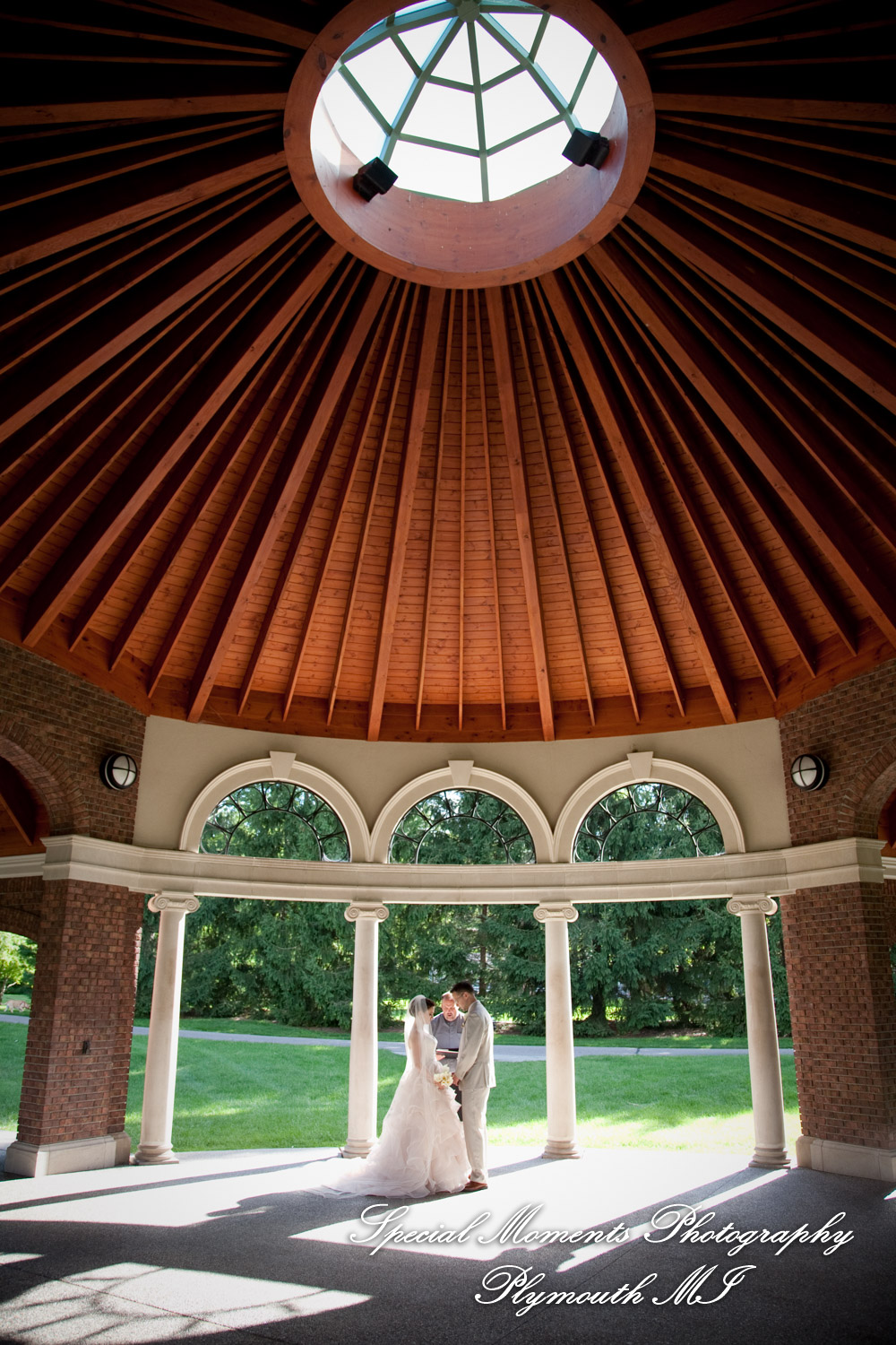 Deanna Sue at Lellis Inn Auburn Hills MI wedding photography