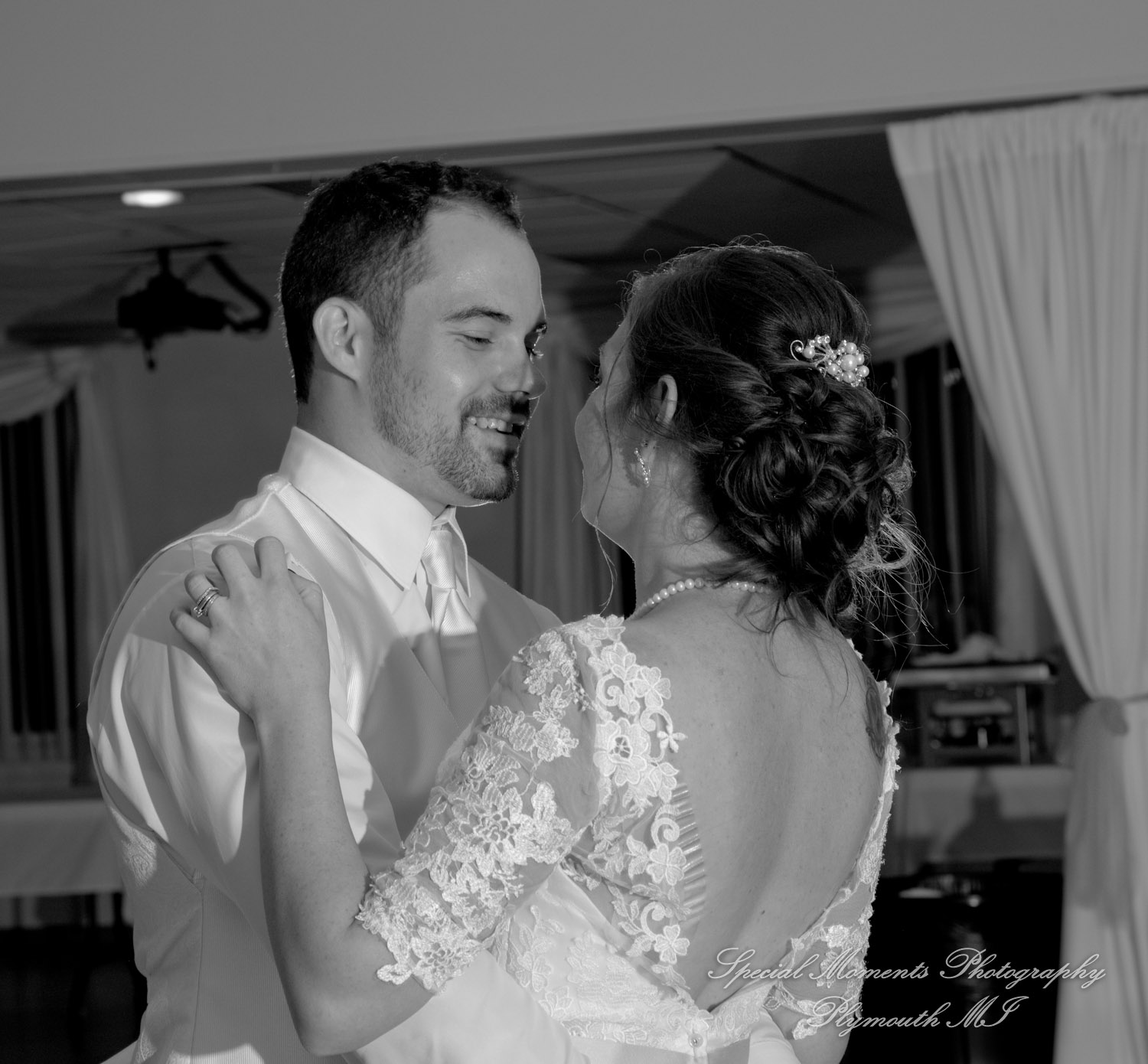 Melissa & Jeremy at Tri-county Sportsmen's League Saline MI wedding photography