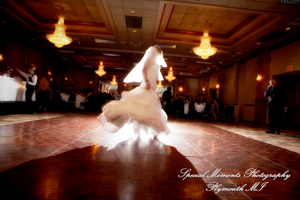 Sarah & Justin at Holiday Inn Express & Suites Southgate MI wedding photography