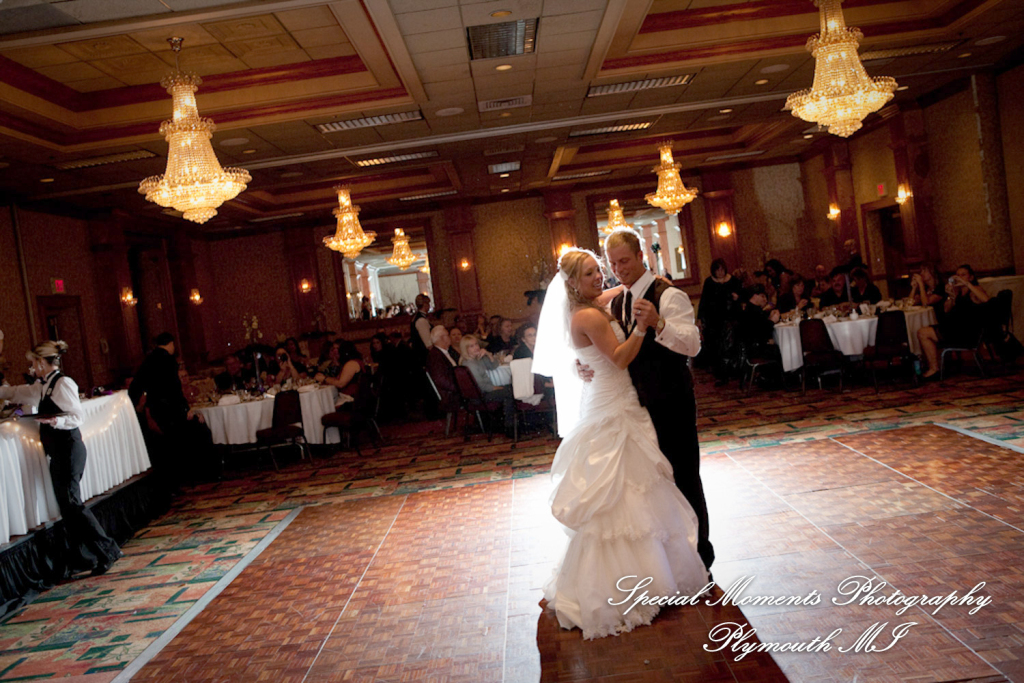 Sarah & Justin at Holiday Inn Express & Suites Southgate MI wedding photography