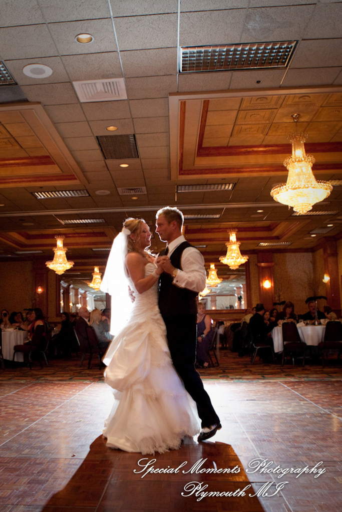 Sarah & Justin at Holiday Inn Express & Suites Southgate MI wedding photography