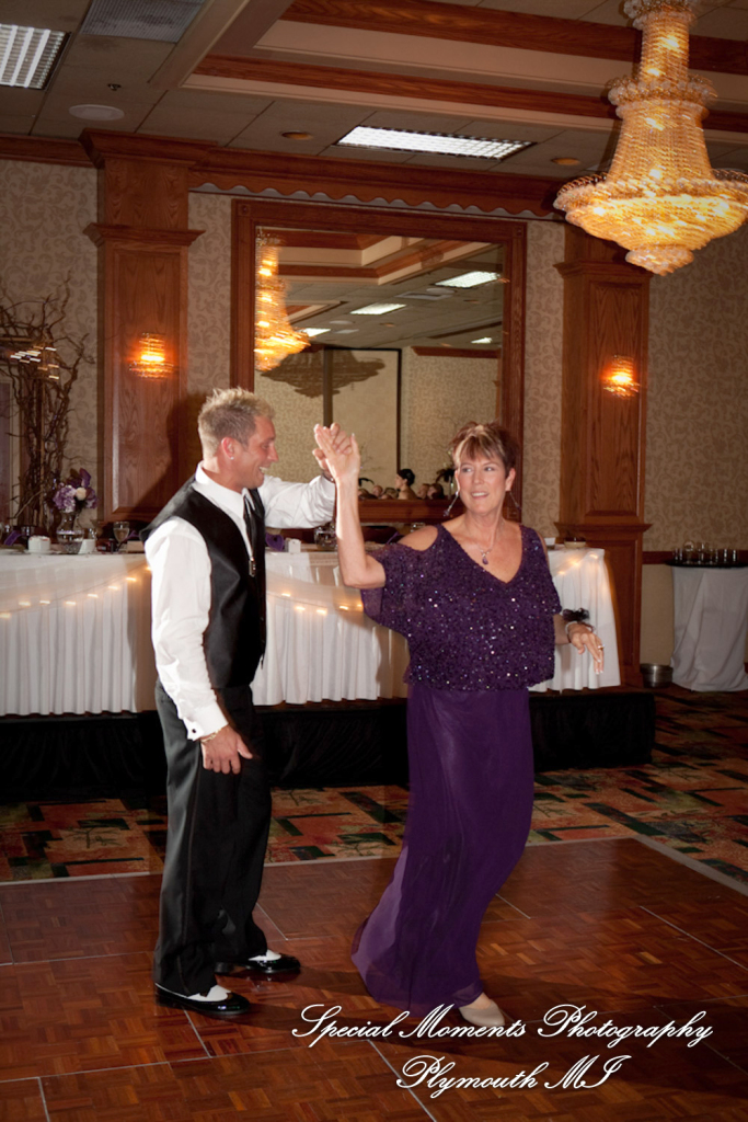 Sarah & Justin at Holiday Inn Express & Suites Southgate MI wedding photography