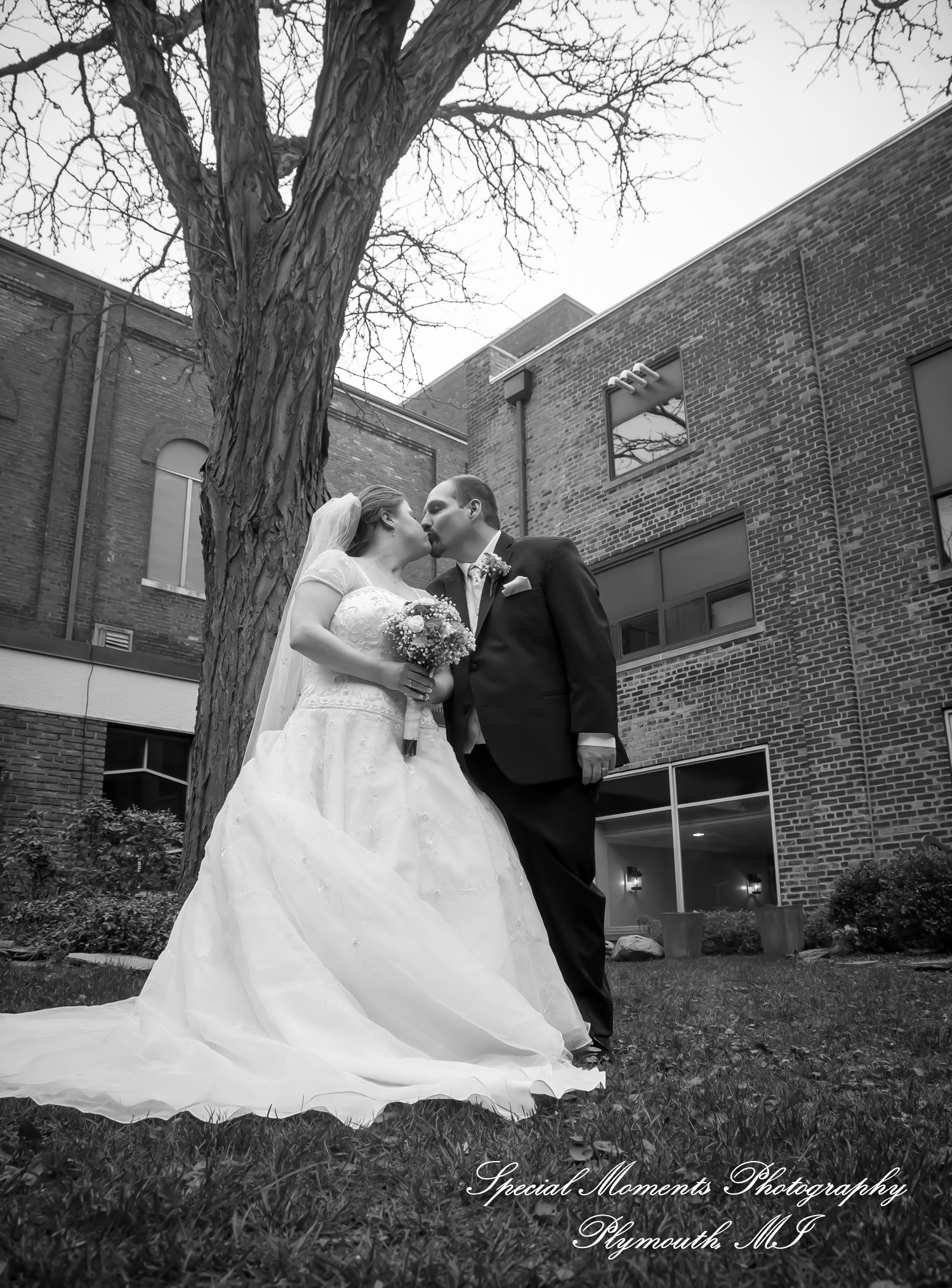 Sarah & John at St. Stephens Episcopal Wyandotte MI wedding photograph