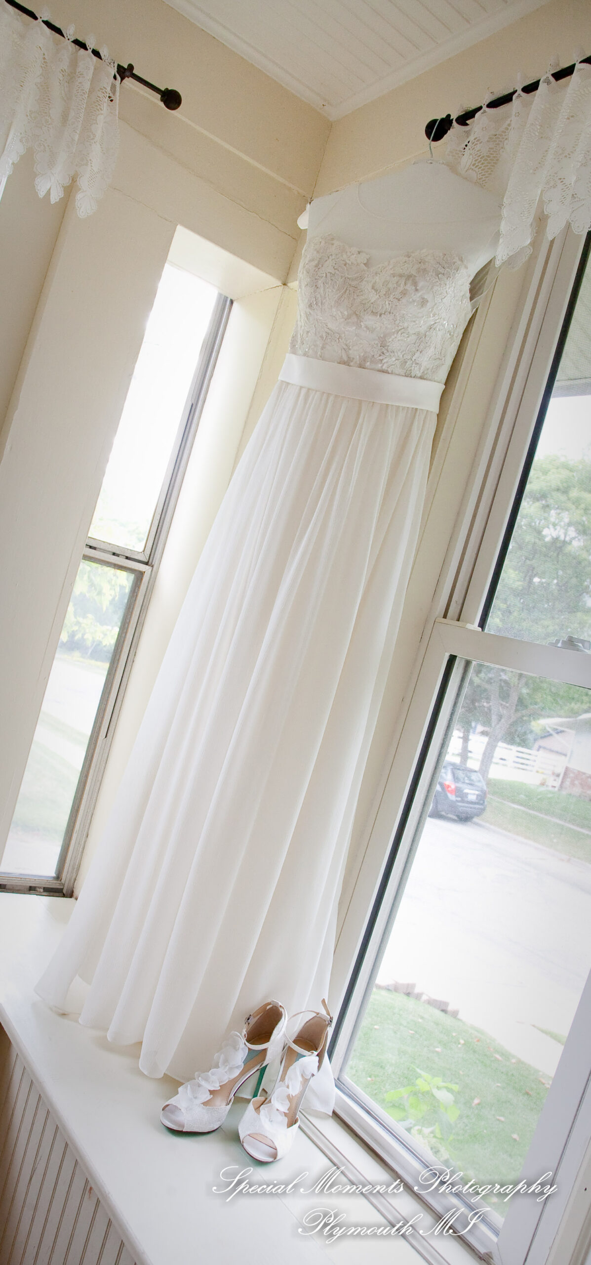 Crysta & Brian at Wellers Saline MI Raisin River Room wedding photography