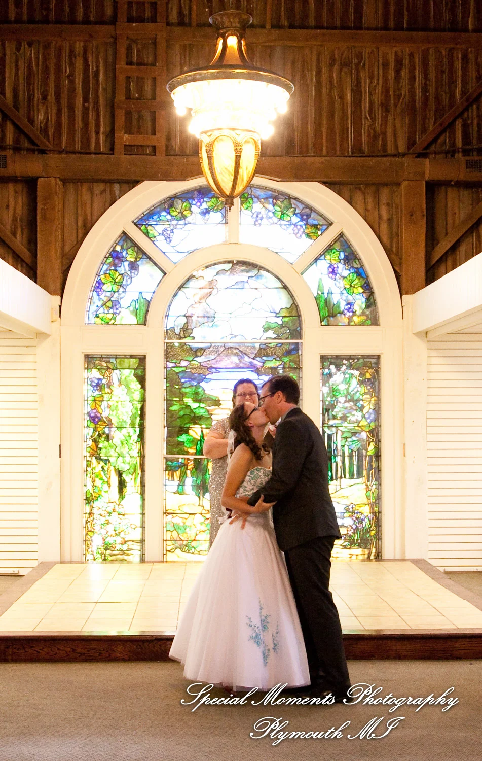 Canterbury Castle Lake Orion MI wedding photograph