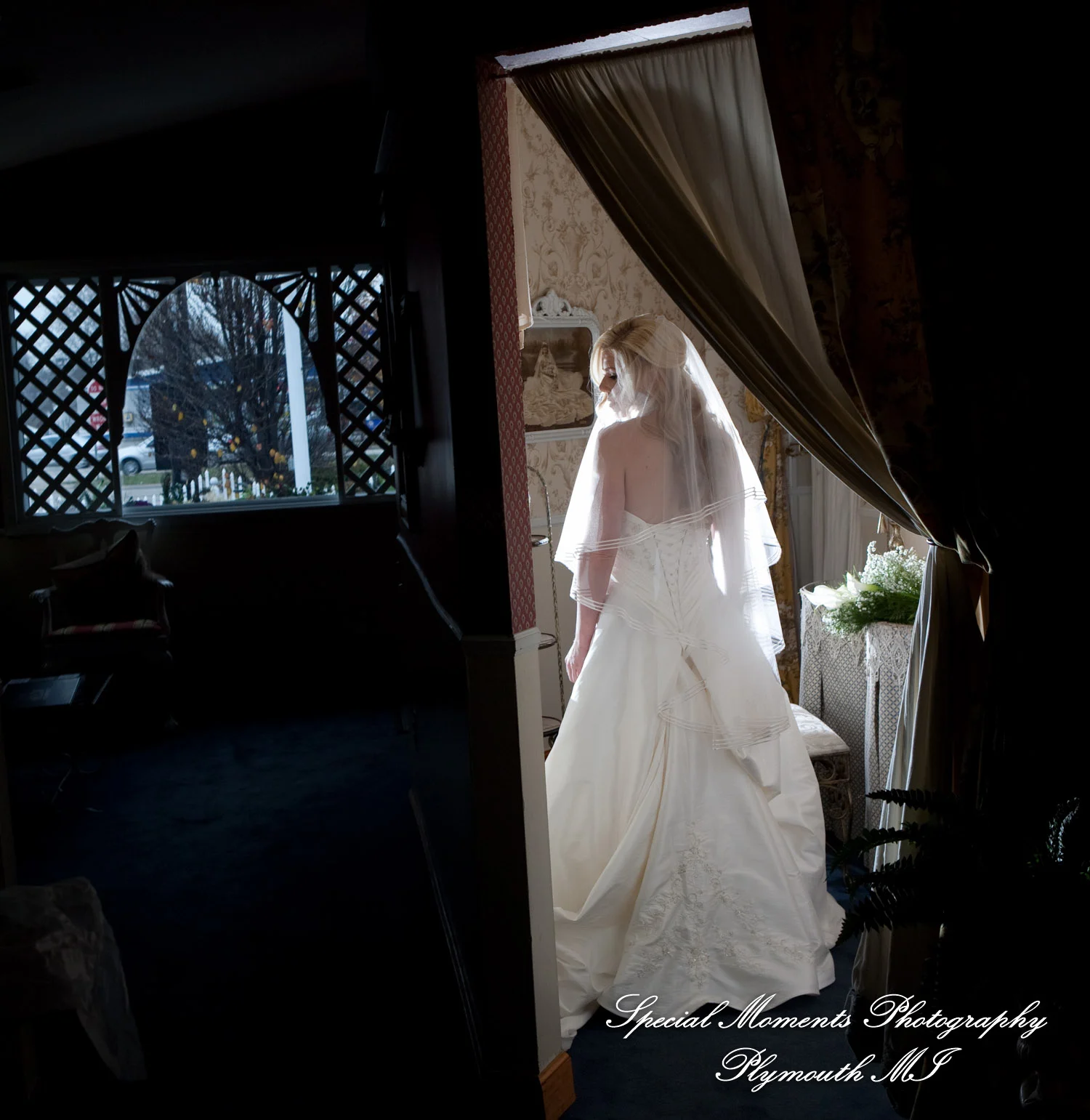 Little Wedding Chapel Taylor MI wedding photograph