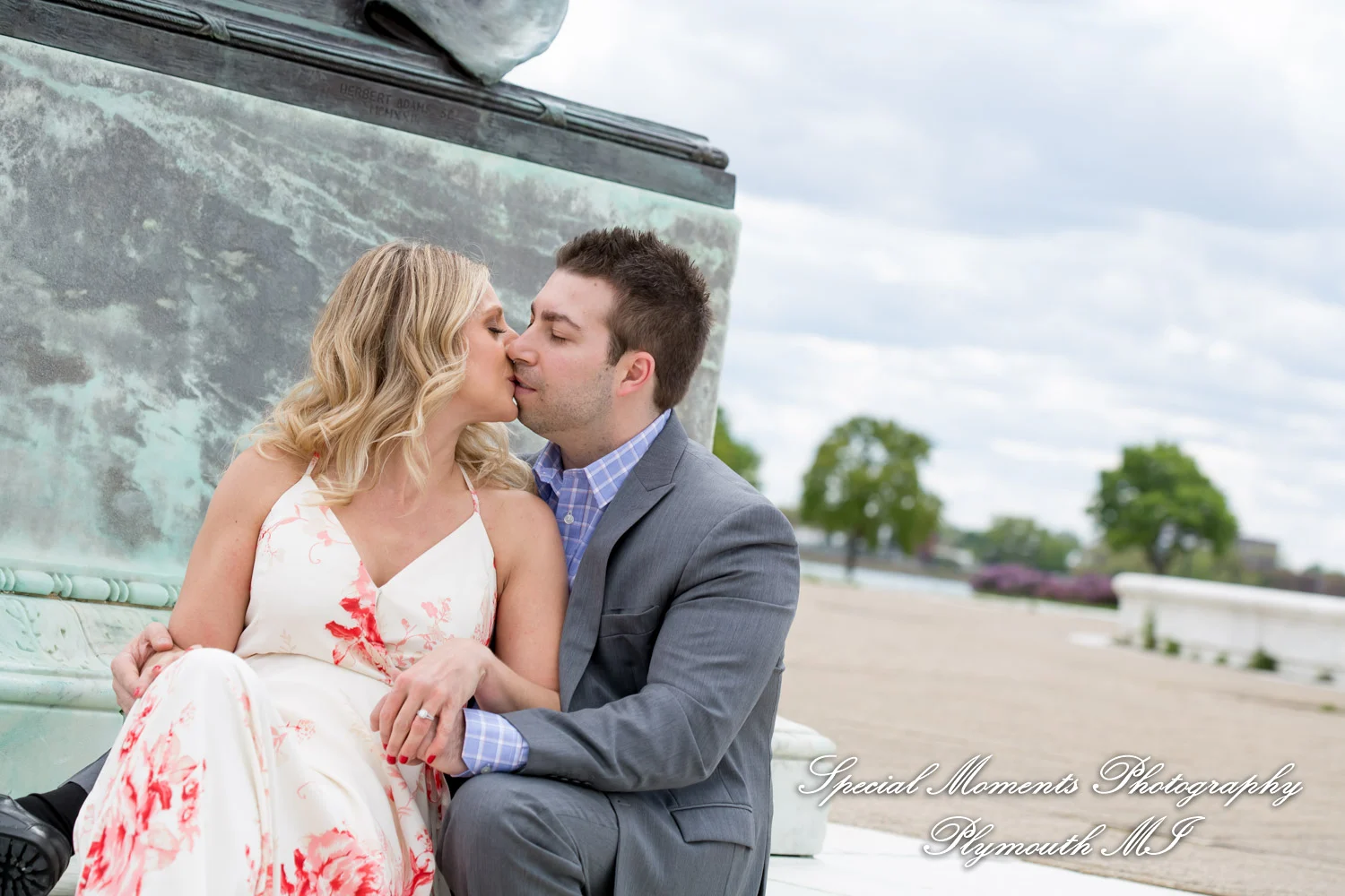 Belle Isle Detroit MI engagement photograph