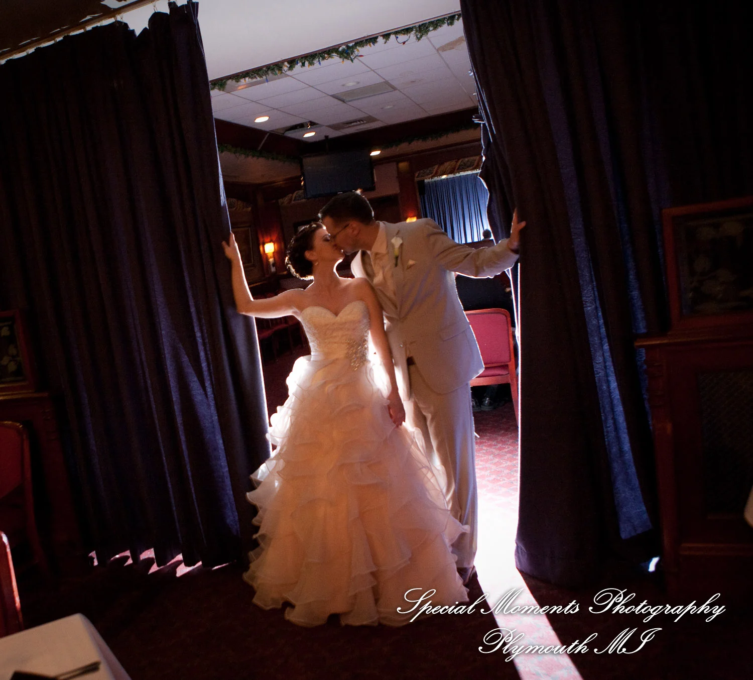 Lelli's Inn Auburn Hills MI wedding photograph