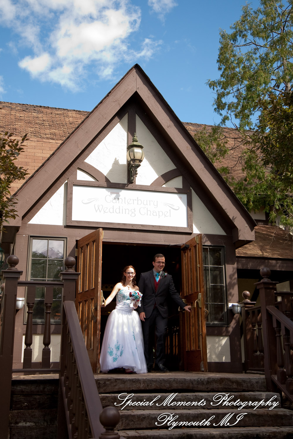 Erynn & Brian at Canterbury Castle Lake Orion MI wedding photograph