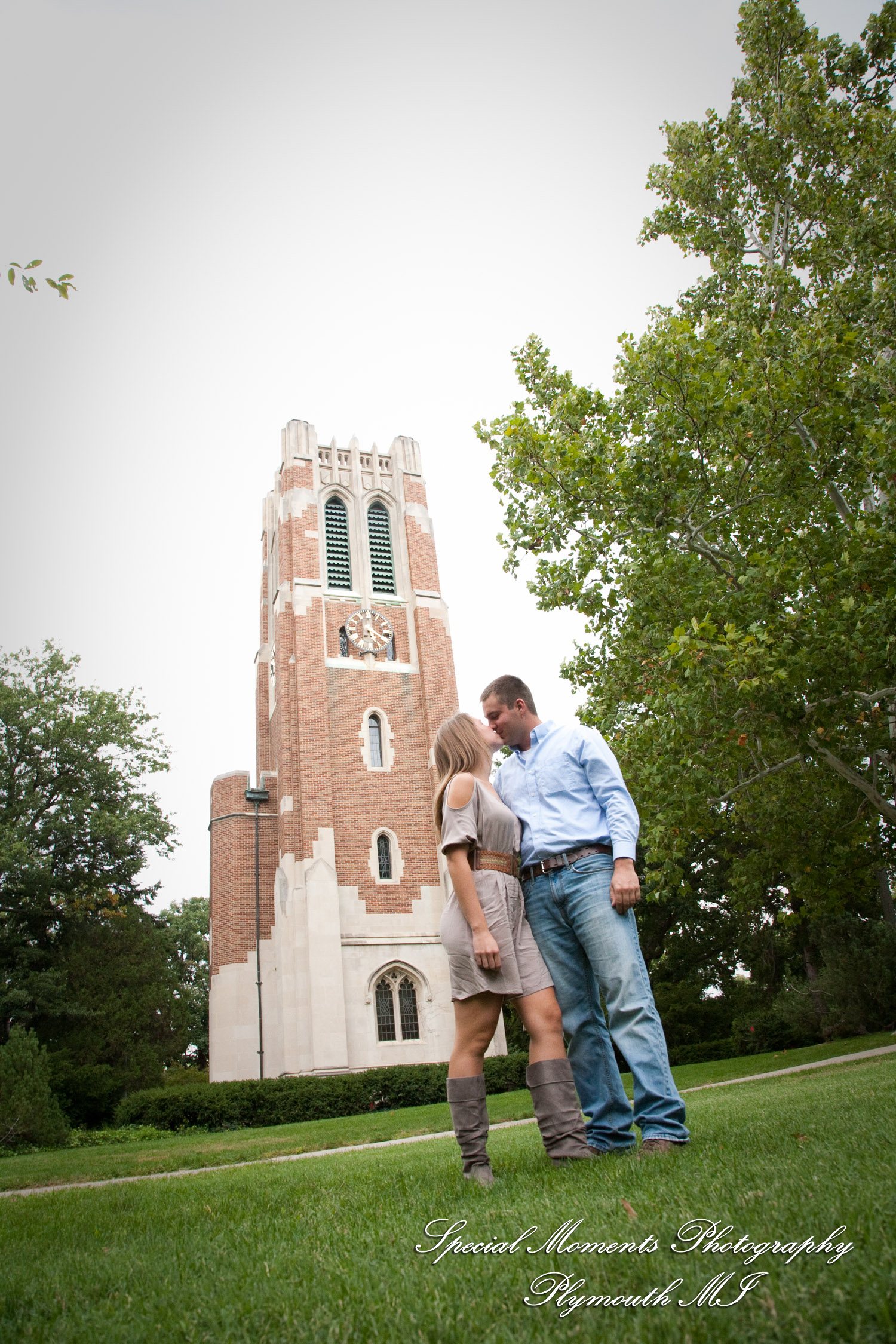 Andy & Jamie at MSU Campus East Lansing MI engagement photograph