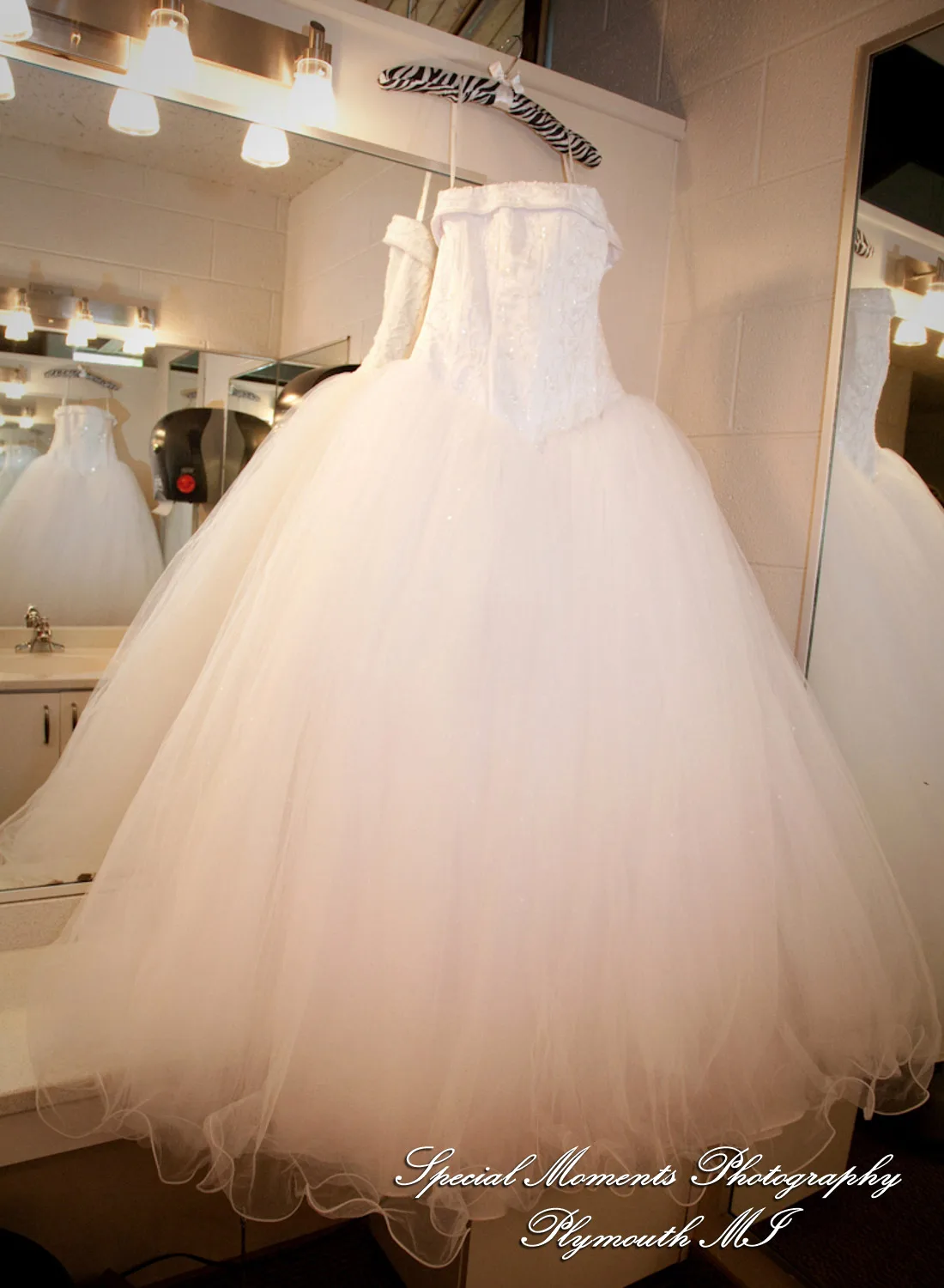 Plum Hollow Country Club Southfield MI wedding photograph