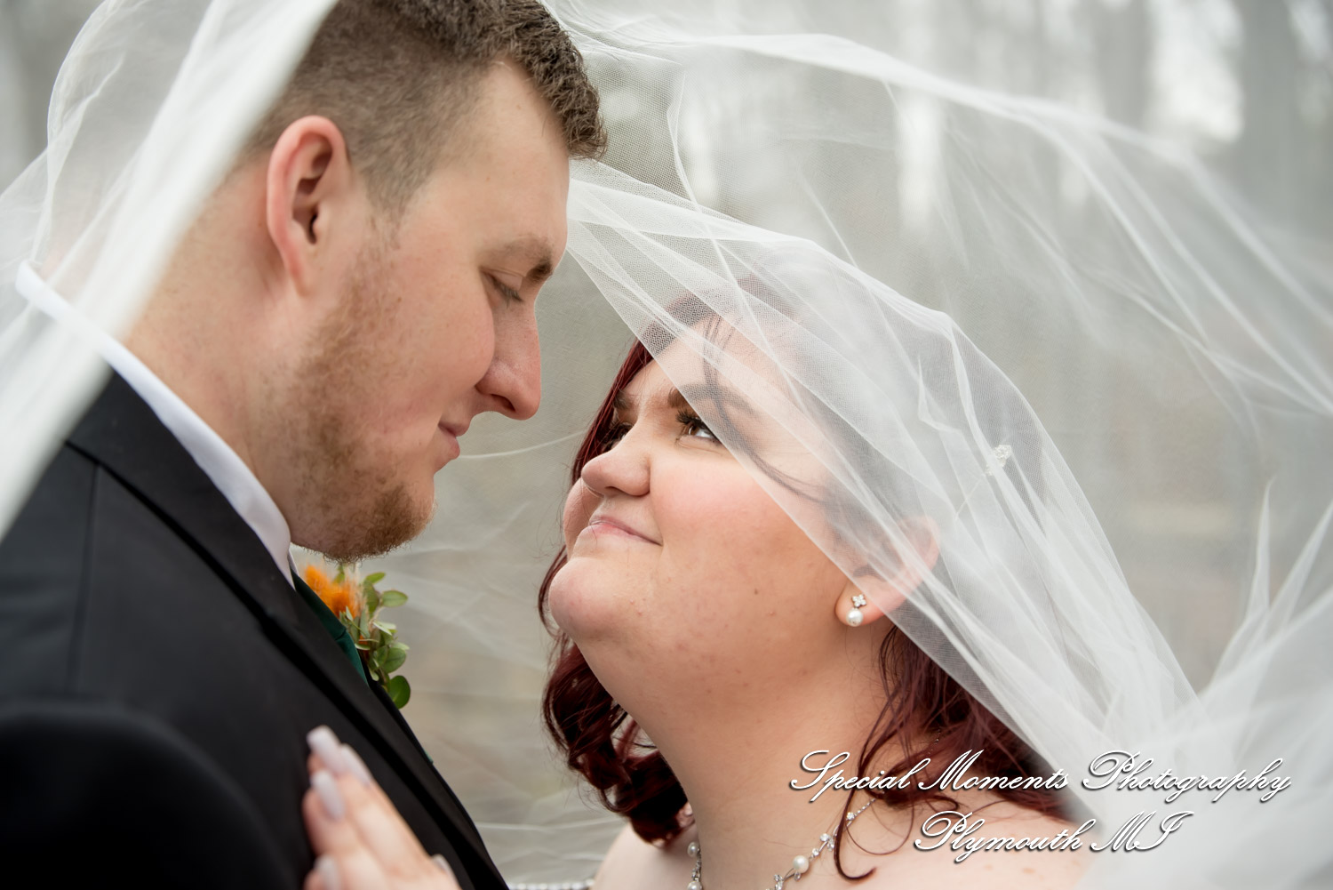 Sarah & Chad at Bloomfield Nature Preserve MI wedding photograph