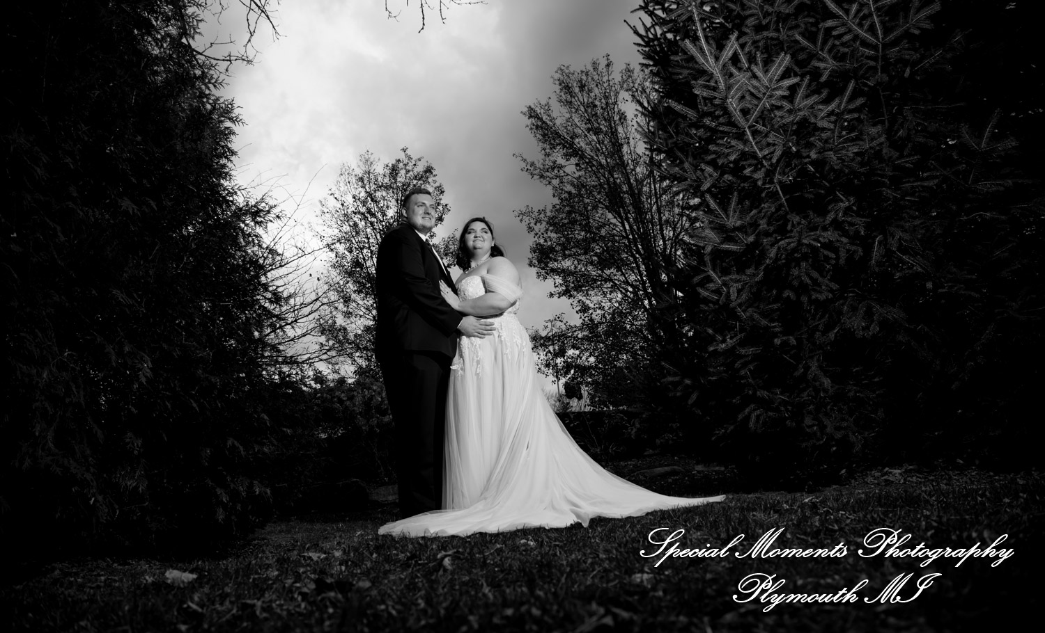 Sarah & Chad at Tina's Country House Macomb Township MI wedding photograph