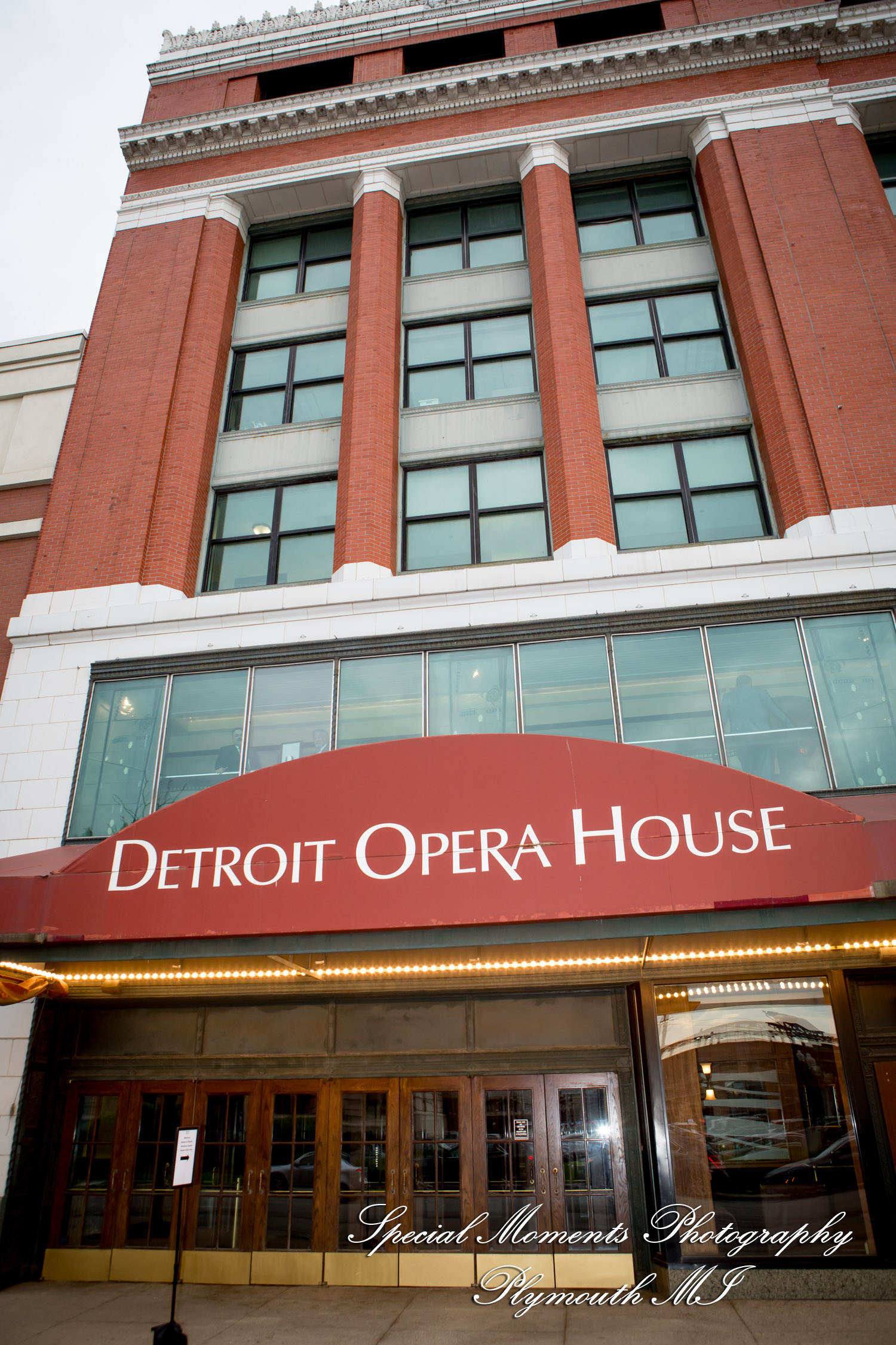 Julie & Tom Detroit Opera House Detroit MI wedding photograph